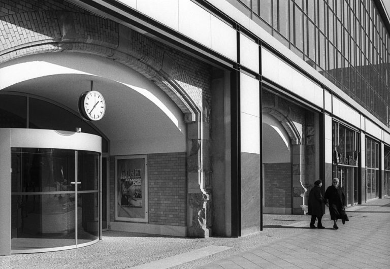 Duitsland, Berlijn, Bahnhof Alexanderplatz
Deutschland, Berlin. 
Foto: Erik-Jan Ouwerkerk