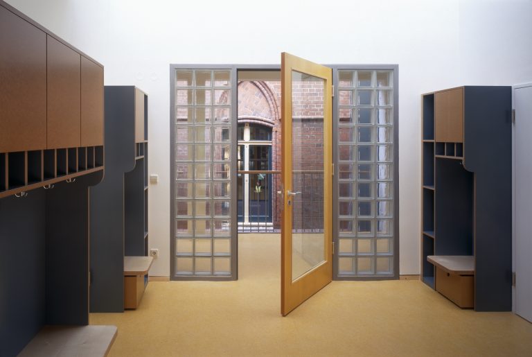 DEU, Berlin, 1998, Kita in Berlin Reinickendorf, Architekten: Chestnutt und Niess, [�(c)Werner Huthmacher/artur architekturbilder agentur, Tel. +49 201 89 09 390, info@arturimages.com; Veroeffentlichung nur gegen Honorar, Urhebervermerk und Beleg / permission required for reproduction, mention of copyright, complimentary copy; Bankverbindung / bank account and sorting code: Postbank Koeln, Konto 3582 05 03, BLZ 370 100 50; IBAN: DE 63 3701 0050 0035 8205 03, BIC: PBNKDEFF, U.St.ID / V.A.T.: DE 811 983 492]