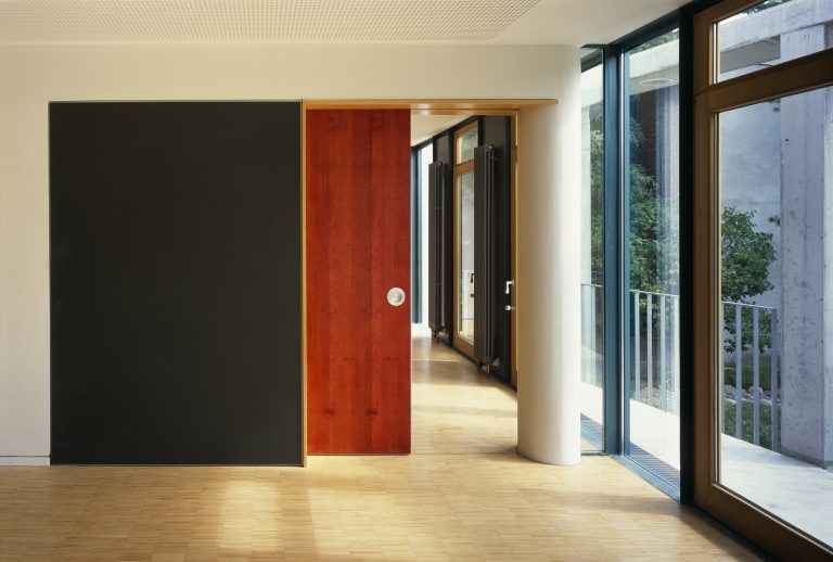 DEU, Berlin, 1998, Kita in Berlin Reinickendorf, Architekten: Chestnutt und Niess, [�(c)Werner Huthmacher/artur architekturbilder agentur, Tel. +49 201 89 09 390, info@arturimages.com; Veroeffentlichung nur gegen Honorar, Urhebervermerk und Beleg / permission required for reproduction, mention of copyright, complimentary copy; Bankverbindung / bank account and sorting code: Postbank Koeln, Konto 3582 05 03, BLZ 370 100 50; IBAN: DE 63 3701 0050 0035 8205 03, BIC: PBNKDEFF, U.St.ID / V.A.T.: DE 811 983 492]