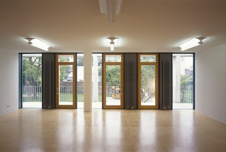 DEU, Berlin, 1998, Kita in Berlin Reinickendorf, Architekten: Chestnutt und Niess, [�(c)Werner Huthmacher/artur architekturbilder agentur, Tel. +49 201 89 09 390, info@arturimages.com; Veroeffentlichung nur gegen Honorar, Urhebervermerk und Beleg / permission required for reproduction, mention of copyright, complimentary copy; Bankverbindung / bank account and sorting code: Postbank Koeln, Konto 3582 05 03, BLZ 370 100 50; IBAN: DE 63 3701 0050 0035 8205 03, BIC: PBNKDEFF, U.St.ID / V.A.T.: DE 811 983 492]