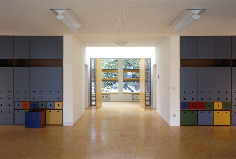 DEU, Berlin, 1998, Kita in Berlin Reinickendorf, Architekten: Chestnutt und Niess, [�(c)Werner Huthmacher/artur architekturbilder agentur, Tel. +49 201 89 09 390, info@arturimages.com; Veroeffentlichung nur gegen Honorar, Urhebervermerk und Beleg / permission required for reproduction, mention of copyright, complimentary copy; Bankverbindung / bank account and sorting code: Postbank Koeln, Konto 3582 05 03, BLZ 370 100 50; IBAN: DE 63 3701 0050 0035 8205 03, BIC: PBNKDEFF, U.St.ID / V.A.T.: DE 811 983 492]