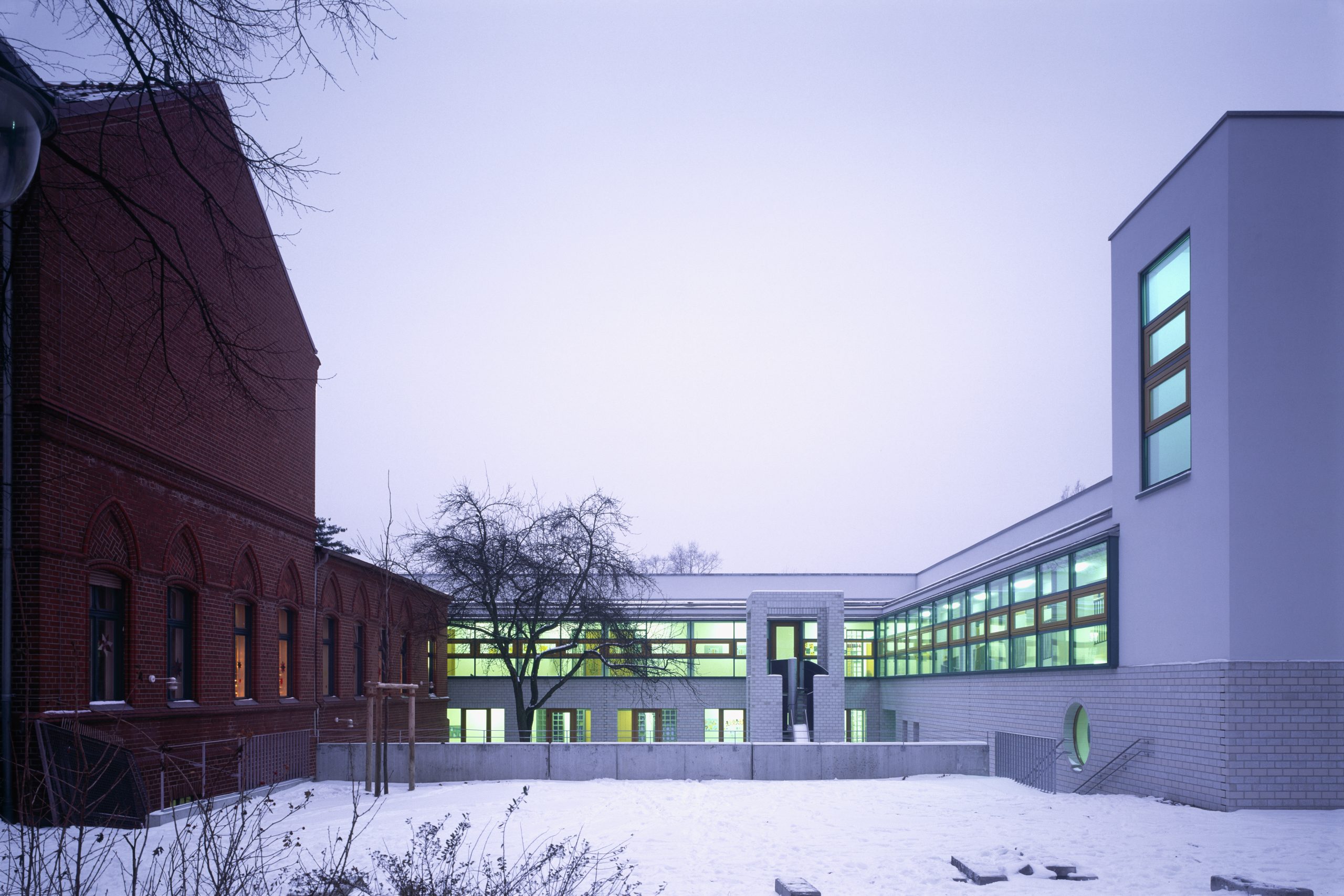 DEU, Berlin, 1998, Kita in Berlin Reinickendorf, Architekten: Chestnutt und Niess, [�(c)Werner Huthmacher/artur architekturbilder agentur, Tel. +49 201 89 09 390, info@arturimages.com; Veroeffentlichung nur gegen Honorar, Urhebervermerk und Beleg / permission required for reproduction, mention of copyright, complimentary copy; Bankverbindung / bank account and sorting code: Postbank Koeln, Konto 3582 05 03, BLZ 370 100 50; IBAN: DE 63 3701 0050 0035 8205 03, BIC: PBNKDEFF, U.St.ID / V.A.T.: DE 811 983 492]