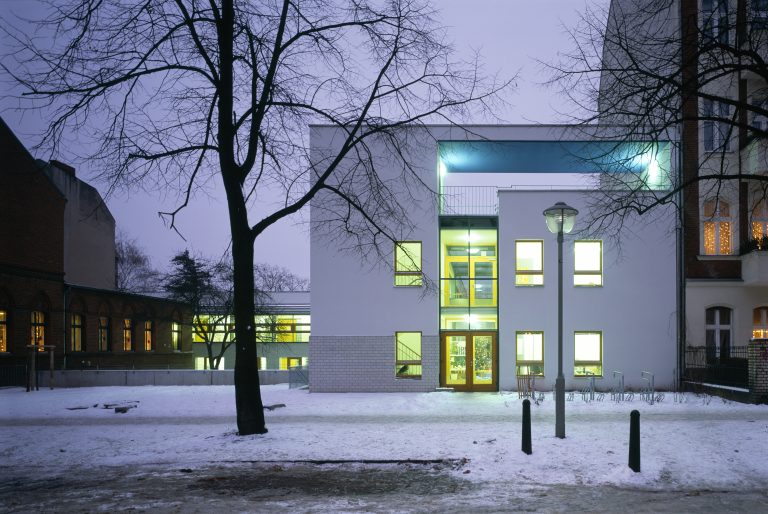 DEU, Berlin, 1998, Kita in Berlin Reinickendorf, Architekten: Chestnutt und Niess, [�(c)Werner Huthmacher/artur architekturbilder agentur, Tel. +49 201 89 09 390, info@arturimages.com; Veroeffentlichung nur gegen Honorar, Urhebervermerk und Beleg / permission required for reproduction, mention of copyright, complimentary copy; Bankverbindung / bank account and sorting code: Postbank Koeln, Konto 3582 05 03, BLZ 370 100 50; IBAN: DE 63 3701 0050 0035 8205 03, BIC: PBNKDEFF, U.St.ID / V.A.T.: DE 811 983 492]