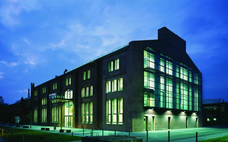 DEU; 10/07; Berlin; Mensa TFH Wildau; Architekten: Chestnutt+Niess; Mensa; Schule; Kantine; alt und neu; roter Sichtbeton; Bibliothek; Bücher; IKMZ mit Mensa und Bibliothek