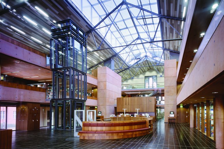 DEU; 10/07; Berlin; Mensa TFH Wildau; Architekten: Chestnutt+Niess; Mensa; Schule; Kantine; alt und neu; roter Sichtbeton; Bibliothek; Bücher; IKMZ mit Mensa und Bibliothek